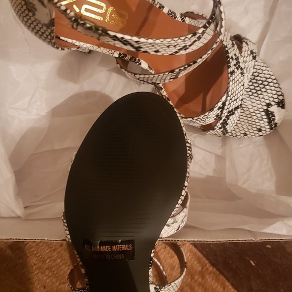 X2B Snake Skin Sandle Strappy Zip size 6.5 - Picture 3 of 4